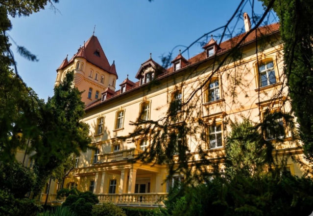 Wielkopolski Zamek w Osiecznej: Poznaj sekrety twierdzy, którą sfinansował... hazard