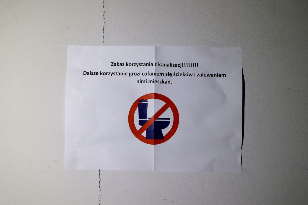 Dramat lokatorów. Nie mogą wrócić do siebie, ich mieszkania niszczeją