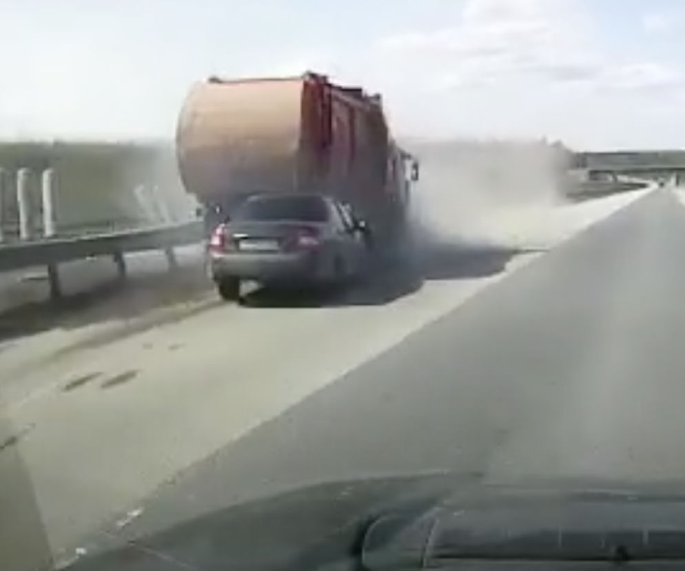 Kamaz zgubił koło i zmiażdżył Ładę na pustej autostradzie