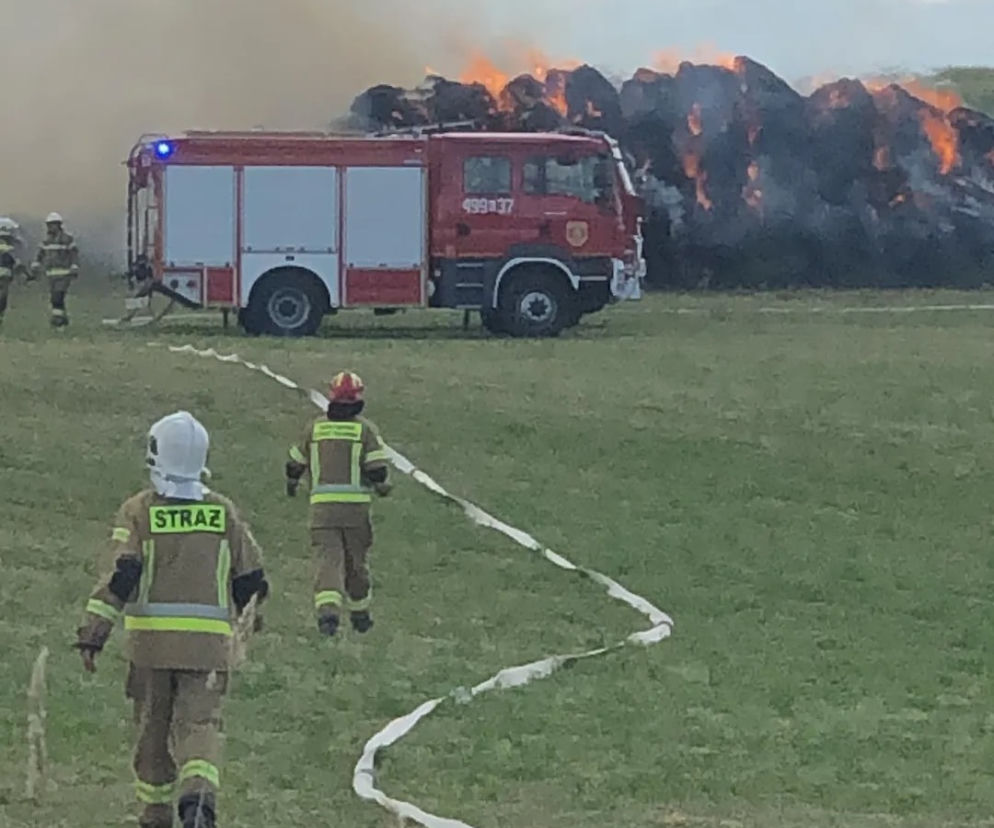Ślesin: Stóg siana stanął w ogniu! Dramatyczna akcja gaśnicza