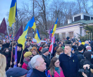 Solidarni z Ukrainą. Tłumy Polaków dołączyło w Warszawie do manifestacji wsparcia [ZDJĘCIA]