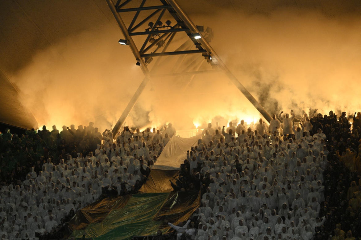 Kibice nie zawiedli podczas meczu Legia - Widzew. Efektowne zdjęcia z trybun