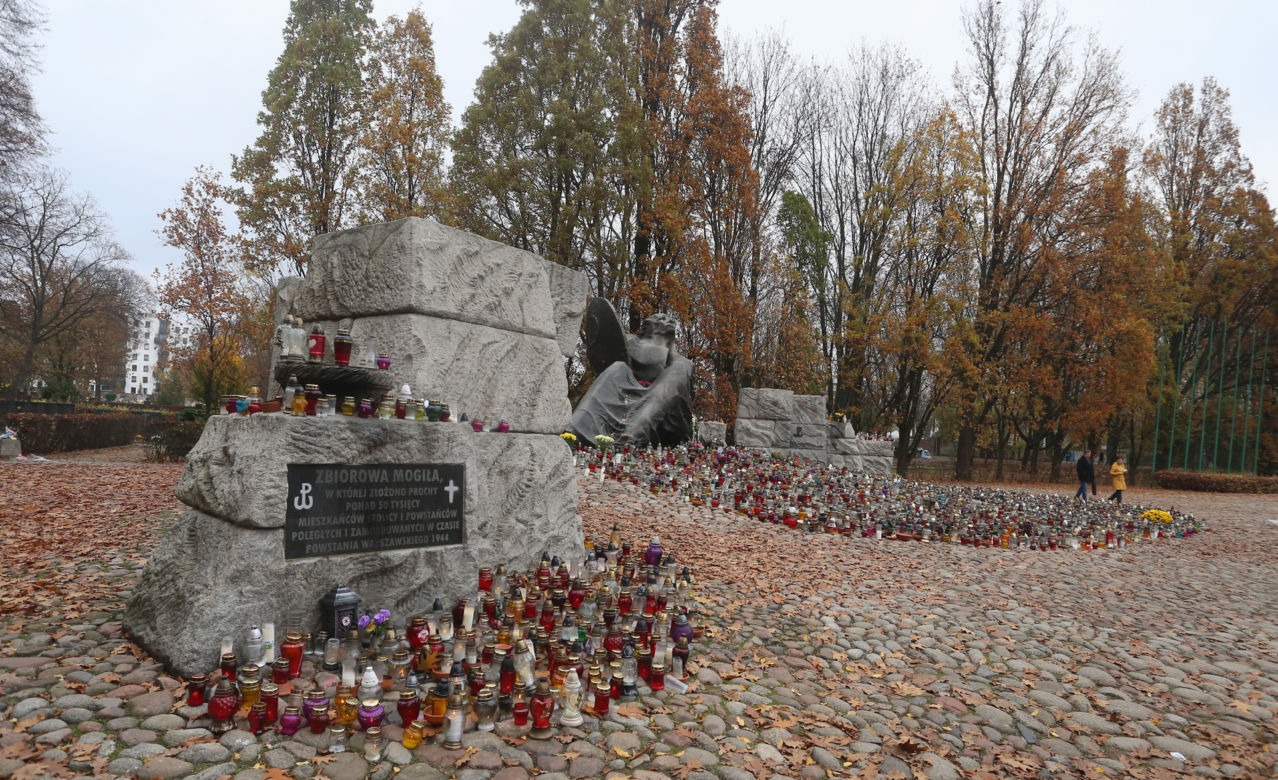 Morze zniczy pod pomnikiem "Polegli Niepokonani" na Woli