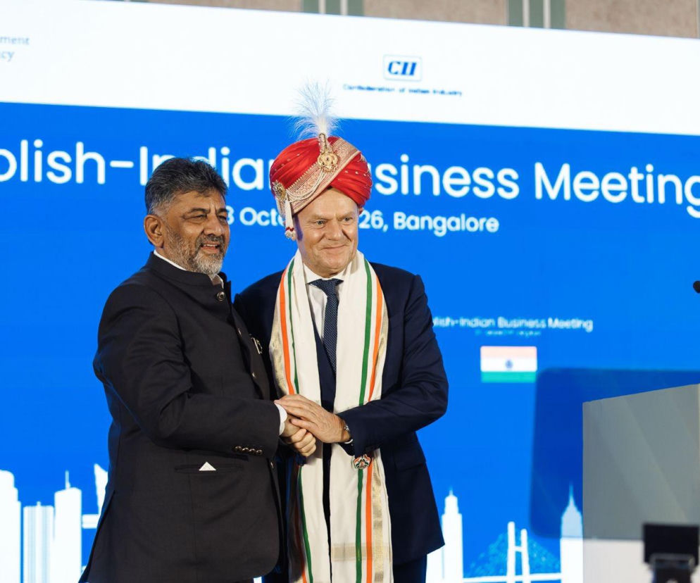 Premier Donald Tusk w indyjskim turbanie podczas spotkania biznesowego w Bengaluru. O wizycie przeczytasz na SE.