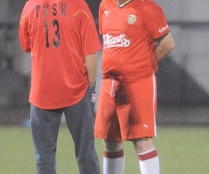 Donald Tusk gra w piłkę