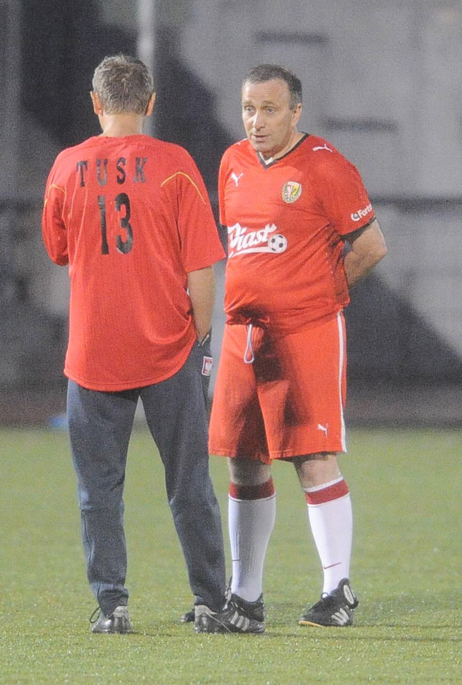 Donald Tusk gra w piłkę