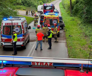 Groźny wypadek na leśnym odcinku drogi. Karetka rozbiła się między Stykowem a Kałkowem