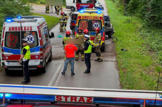 Groźny wypadek na leśnym odcinku drogi. Karetka rozbiła się między Stykowem a Kałkowem