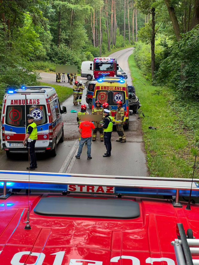 Groźny wypadek na leśnym odcinku drogi. Karetka rozbiła się między Stykowem a Kałkowem
