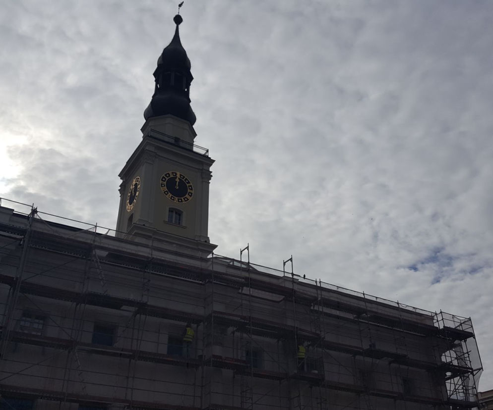 Znów zabiją kuranty na wieży ratusza w Lesznie. Milczały kilka miesięcy