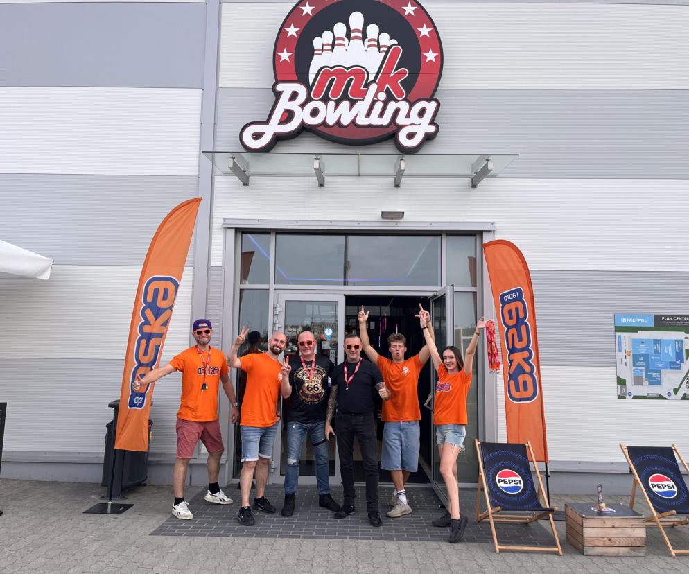 Ekipa Radia Eska przed wejściem do MK Bowling w Szczecinie. O akcji Eska Summer City przeczytasz na Eska Szczecin.