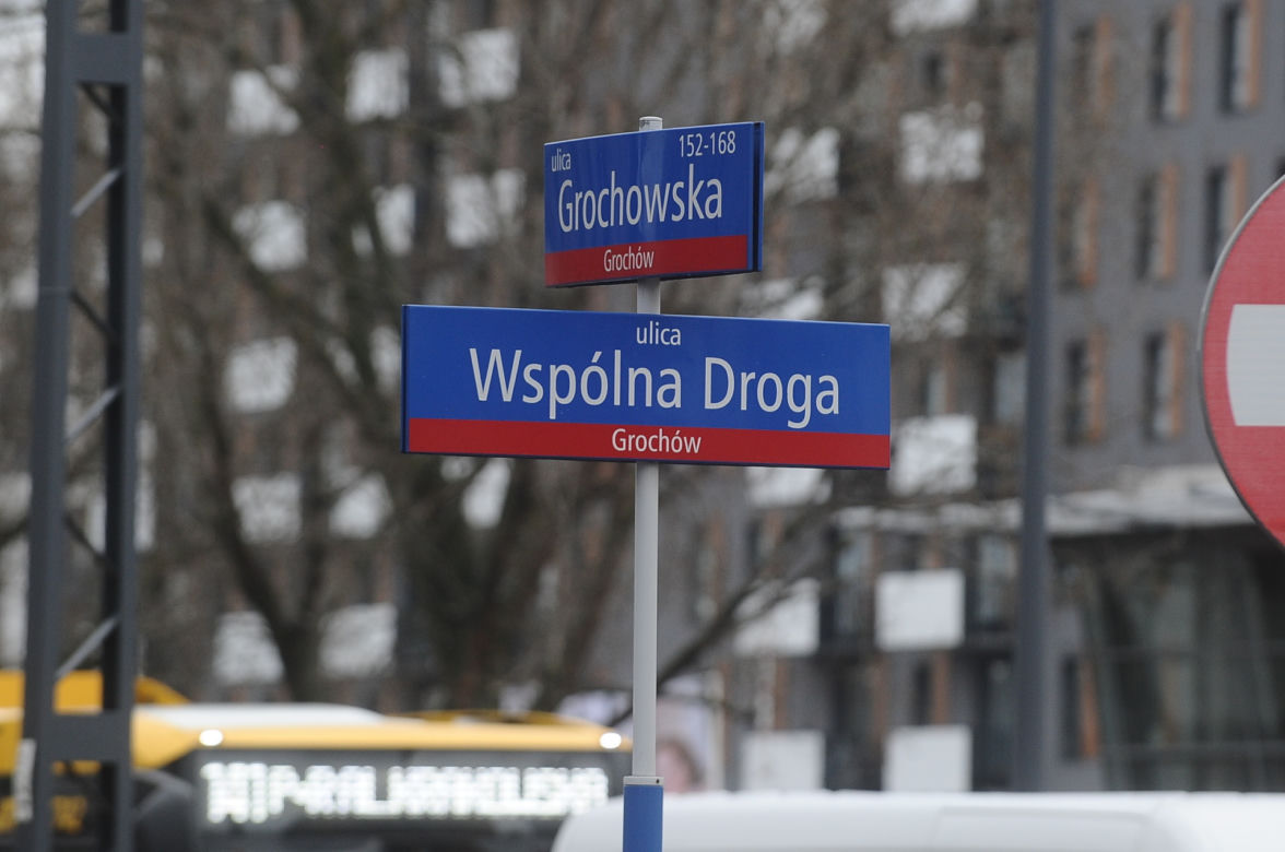 Zielona fala zatrzymała pieszych i samochody