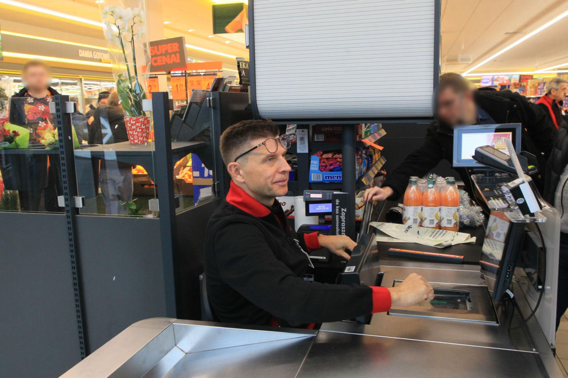 Ryszard Petru na kasie w Biedroonce