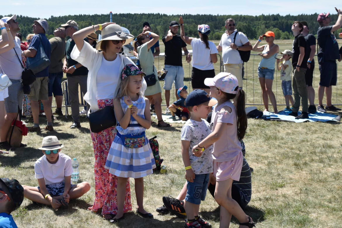 Rodzinny Piknik Lotniczy w Gryźlinach 2023. Lotnicy-akrobaci zachwycili publiczność