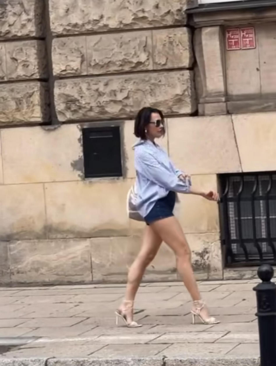 Anna Popek w krótkich szortach paraduje po mieście.