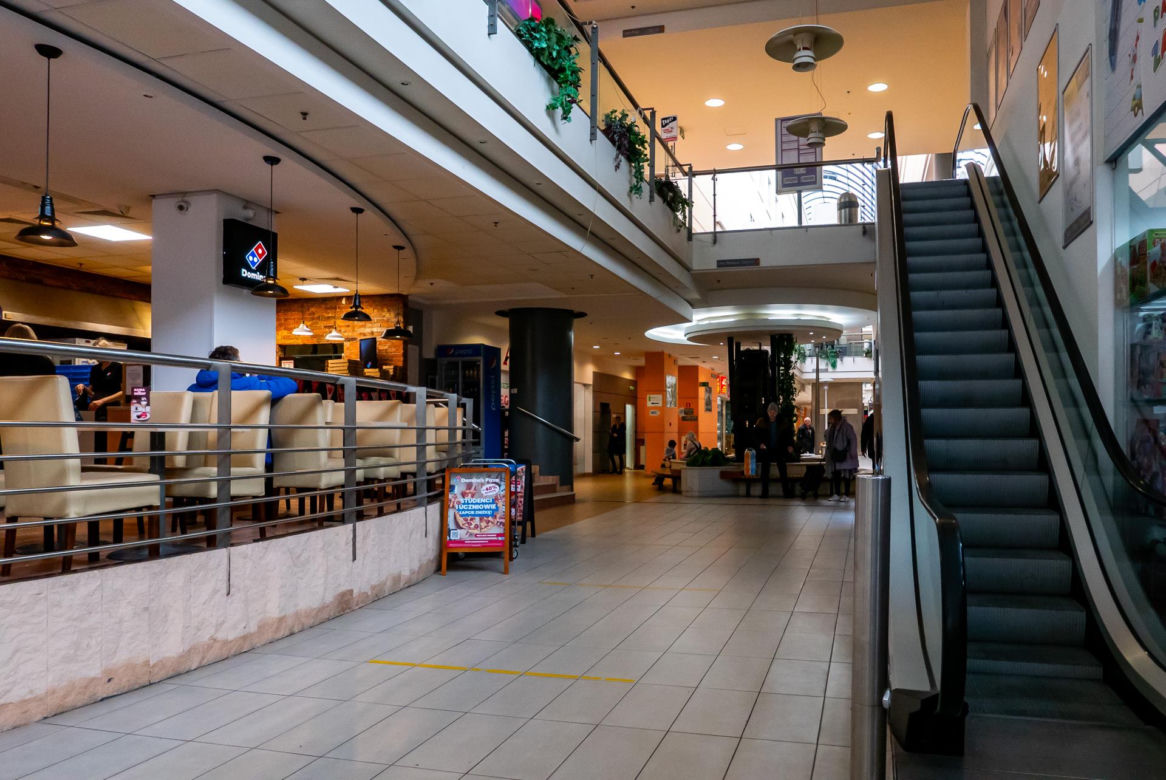 Centrum handlowe Land przy metrze Służew w Warszawie