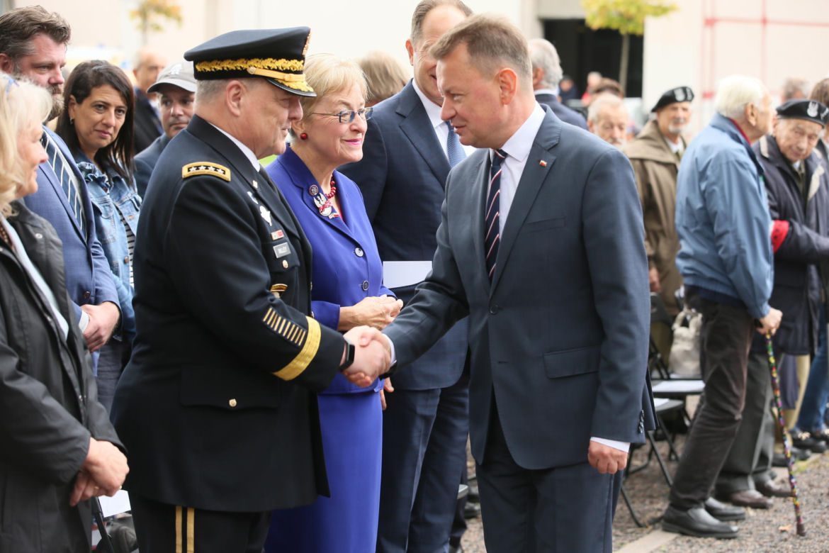 Amerykański generał z powstańcami warszawskimi. Nowy projekt Muzeum Powstania i ambasady USA