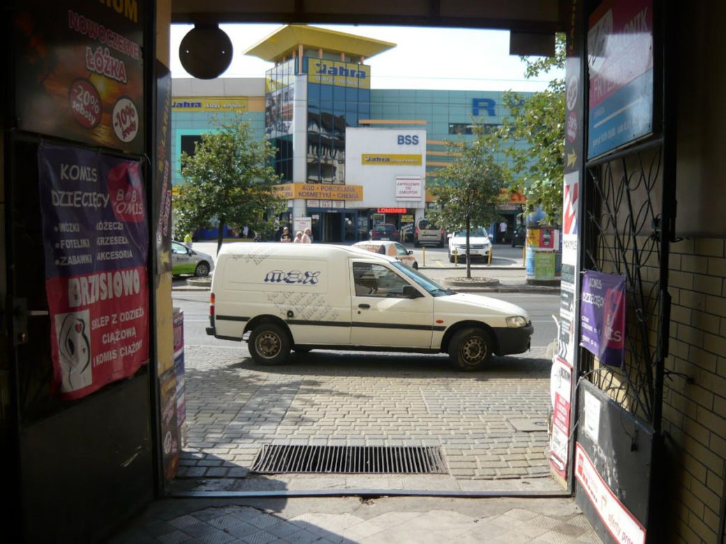 Pan i władca miejsc parkingowych. Po co zajmować jedno, skoro można dwa? I to jeszcze jakie!