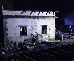 Grybów. Pożar garażu z samochodem w środku. Strażacy znaleźli jeszcze coś! 