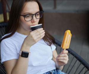 Niszczysz zęby w zaledwie kilka sekund. Eksperci z NIH: ten nawyk o 40 proc. zwiększa ryzyko ubytków