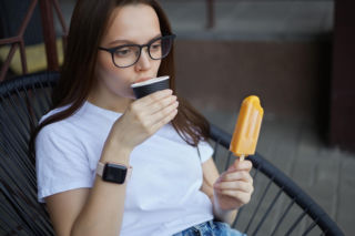 Niszczysz zęby w zaledwie kilka sekund. Eksperci z NIH: ten nawyk o 40 proc. zwiększa ryzyko ubytków