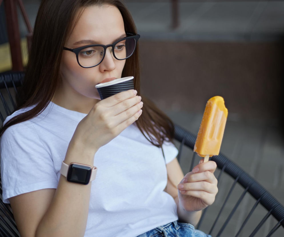 Niszczysz zęby w zaledwie kilka sekund. Eksperci z NIH: ten nawyk o 40 proc. zwiększa ryzyko ubytków