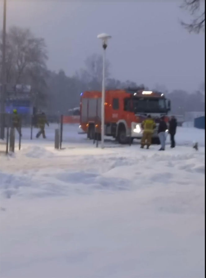 Na lodowisku zapadł się dach