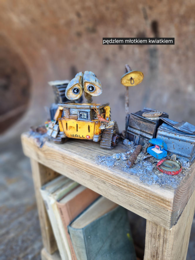 "Pędzlem, młotkiem, kwiatkiem" - bajkowe dzieła Kasi