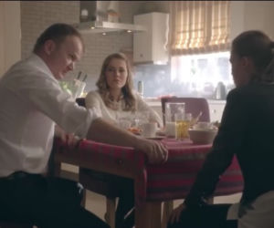 To nie koniec świata 2 sezon odc. 19. Darek (Eryk Lubos), Ula (Magdalena Lamparska), Blanka (Anna Karczmarczyk)