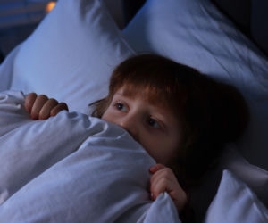 Dziecko boi się ciemności i potworów? Poznaj 5 sprawdzonych sposobów na nocne lęki