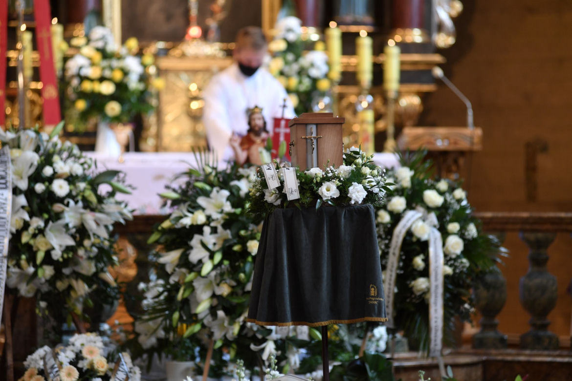 Pogrzeb prof. Leszka Miszczyka. Grób wybitnego lekarza utonął w kwiatach 
