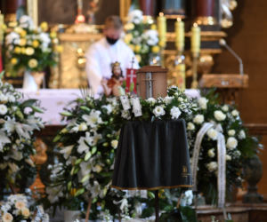Pogrzeb prof. Leszka Miszczyka. Grób wybitnego lekarza utonął w kwiatach 