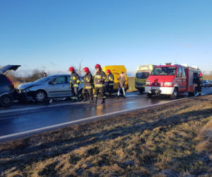 Karambol na DK 25 w Mąkowarsku! Trzy osoby zostały ranne! [ZDJĘCIA]
