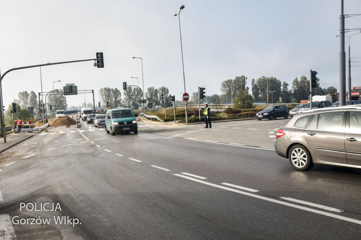 Policjanci pomagają kierowcom po nawałnicy, która przeszła przez Gorzów