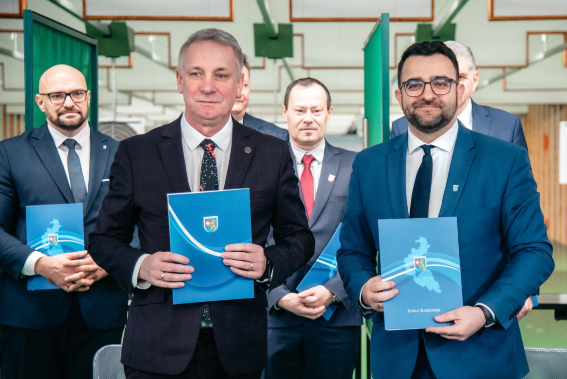 Powiat rzeszowski i łańcucki z porozumieniem o wsparciu w kryzysach. Chodzi o sprzęt, logistykę i ewakuację