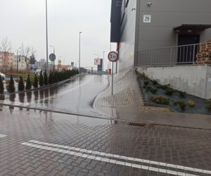 Internauci określili ten chodnik lokalną anomalią grawitacyjną. Ale czy to w ogóle jest chodnik? 