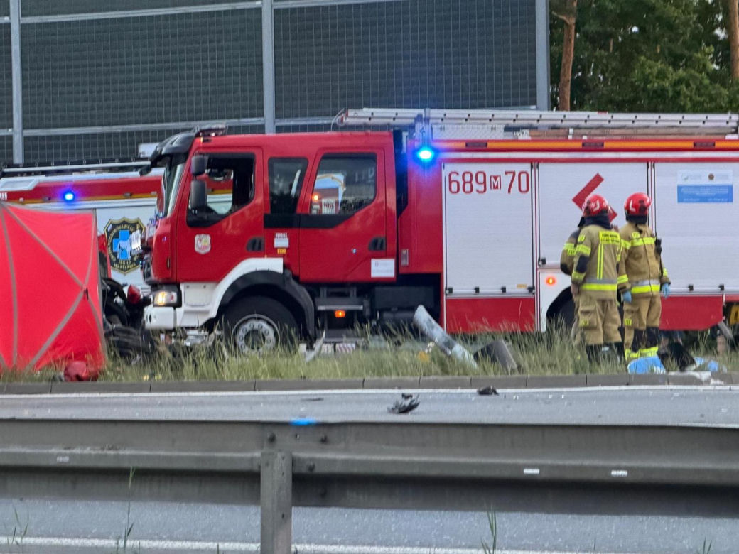 Tragiczny wypadek w Ząbkach. Nie żyje jeden z mężczyzn podróżujących Audi