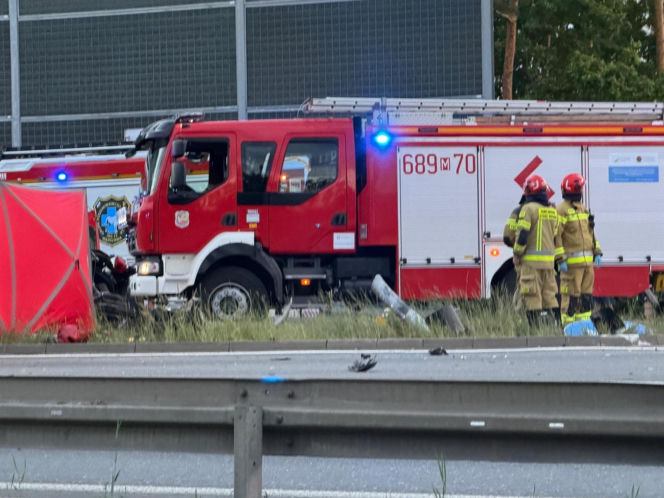 Tragiczny wypadek w Ząbkach. Nie żyje jeden z mężczyzn podróżujących Audi