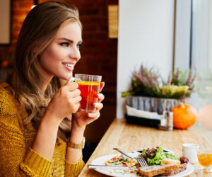 Pijesz ją do obiadu? To może być cicha przyczyna twojego zmęczenia. Jeden błąd rujnuje wyniki badań