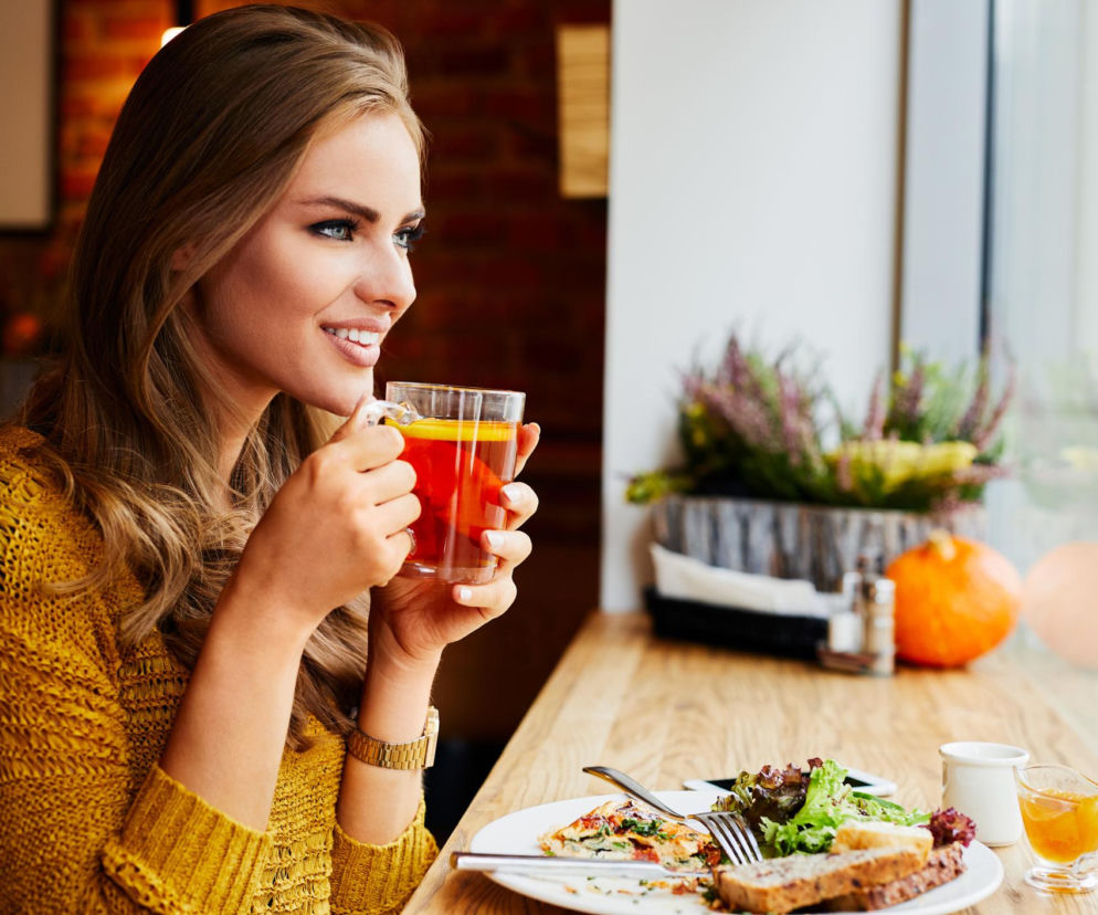 Pijesz ją do obiadu? To może być cicha przyczyna twojego zmęczenia. Jeden błąd rujnuje wyniki badań