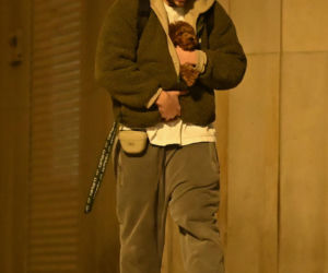 Sebastian Fabijański z pieskiem na spacerze