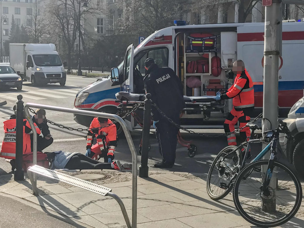 Rowerzystka potrącona na rogu Pięknej i Aleji Ujazdowskich