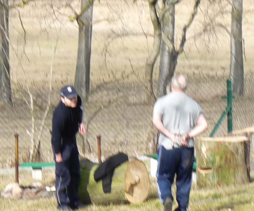 Ksiądz oszalał! Rzucił się z siekierą na parafiankę