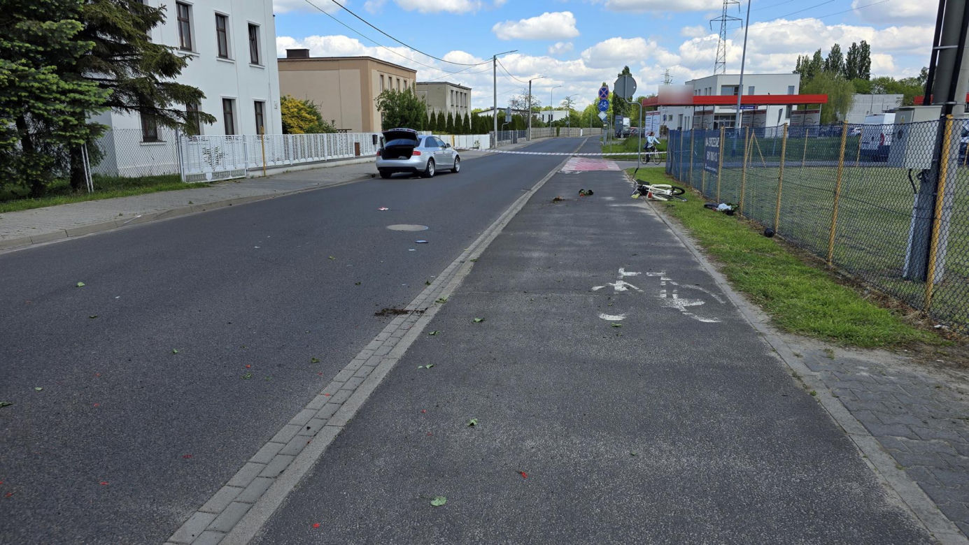 Samochód huknął w rowerzystkę! Kobieta nie przeżyła. Wszystko się nagrało
