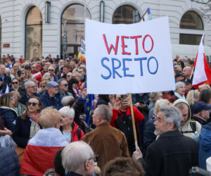 „Śmierdzi to ruską skarpetą!” Gorąco w Warszawie! Wielki protest na Krakowskim Przedmieściu