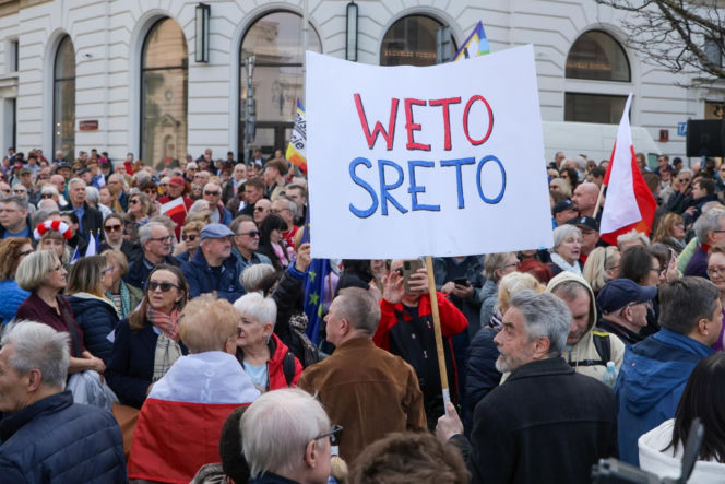 „Śmierdzi to ruską skarpetą!” Gorąco w Warszawie! Wielki protest na Krakowskim Przedmieściu