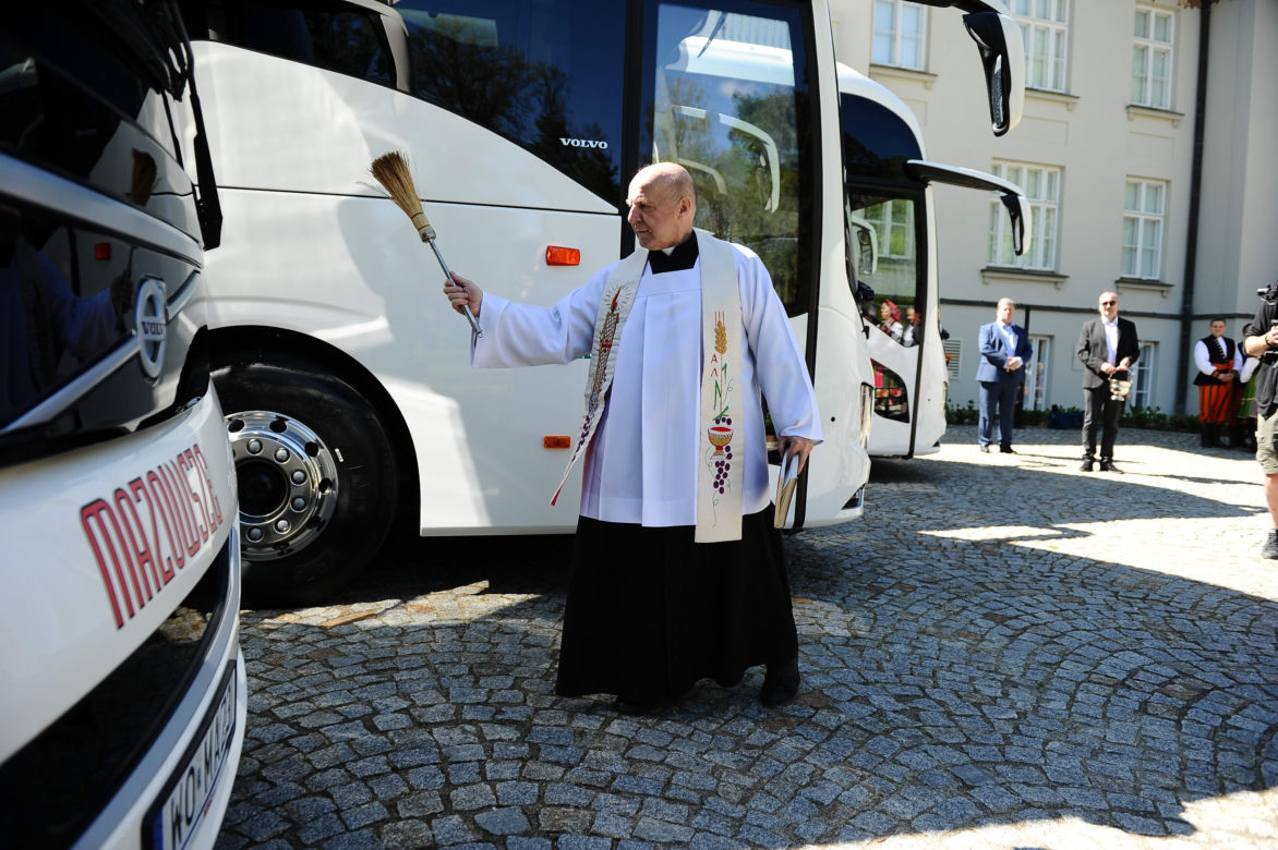 Ksiądz Bolesław poświęcił pojazdy dla tancerzy i śpiewaków