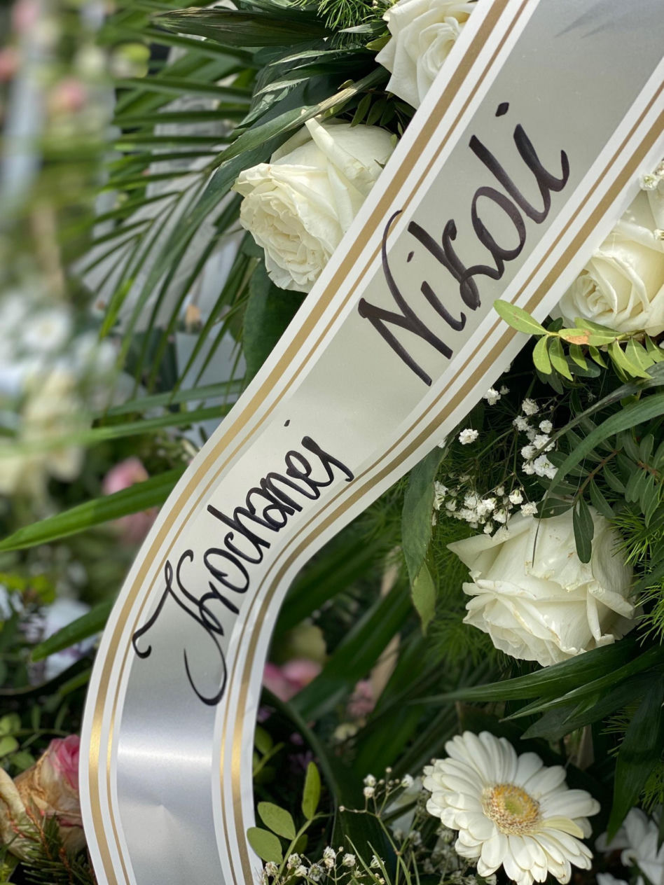 Grób Nikoli Węgłowskiej utonął w kwiatach
