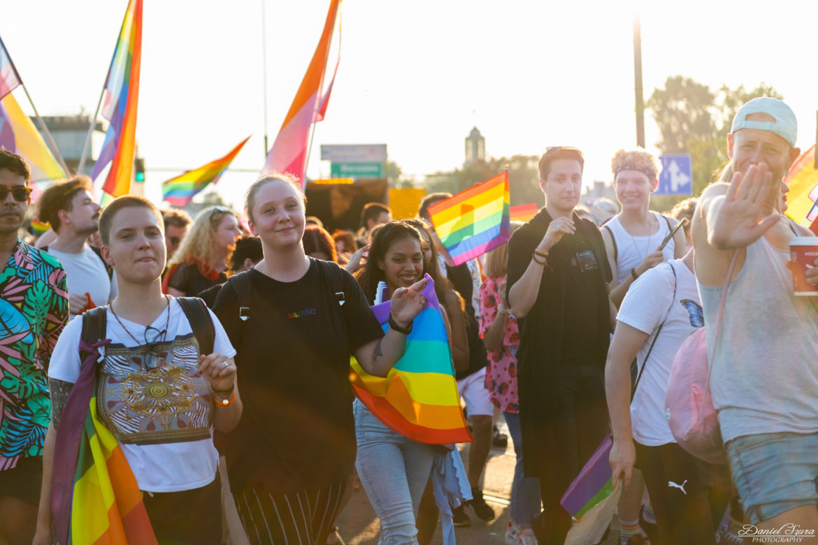 Marsz Równości w Krakowie - tłumy na wydarzeniu pod hasłem "Zaczerpnąć tchu".