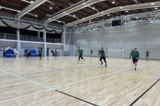 Piłkarze Olimpii Grudziądz trenują na obozie w Cetniewie. Rozmowa z trenerem, Arturem Kosznickim 